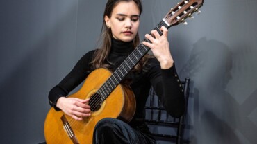 Solistički koncert gitaristkinje Nađe Grdinić biće održan u okviru KIC-ovog ciklusa “Mladi talenti”, u četvrtak, 28.marta, u sali DODEST, u 19 sati