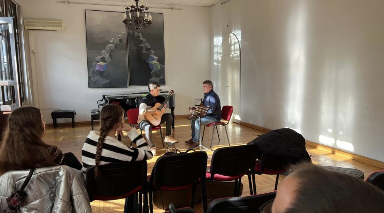 U okviru VIII Međunarodnog festivala “Dani gitare”, u našoj školi, u srijedu 29.11. održana su predavanja i majstorska radionica profesora Nenada Kondića (Srbija).