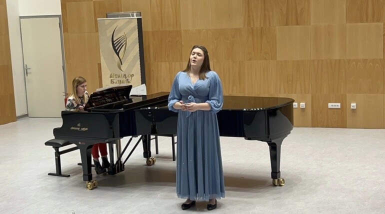 Anastasija Ćorac osvojila Prvu nagradu i Specijalnu nagradu za izvođenje kompozicije domaćeg autora na Međunarodnom takmičenju solo pjevača “Artisti della voce”, Novi Sad.