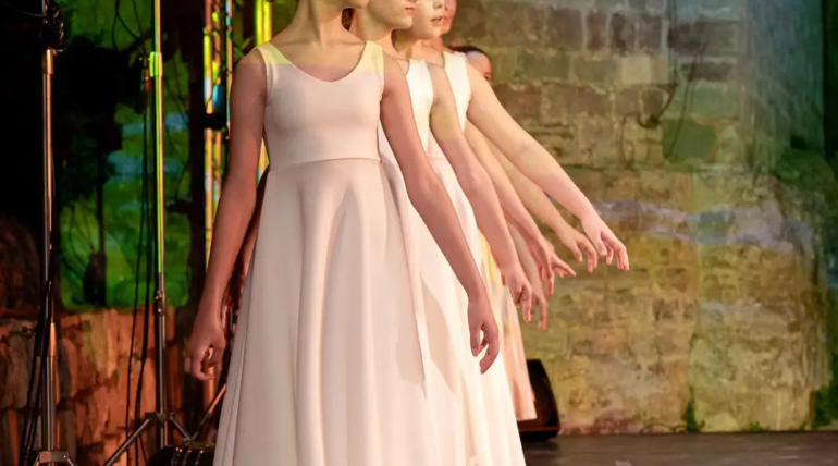 Baletska predstava “San male balerine” izvedena je sinoć pred brojnom publikom na Jadranskom festivalu igre u Budvi